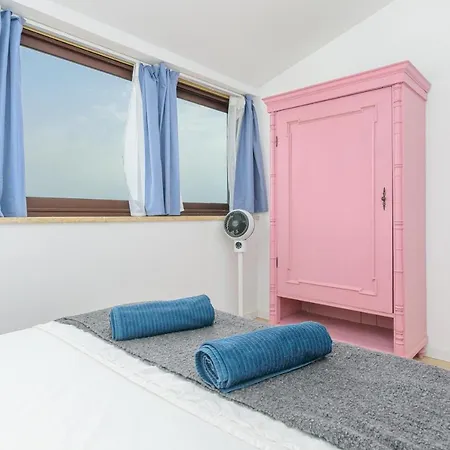Oina Apartment
