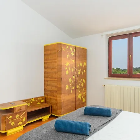 Oina Apartment *