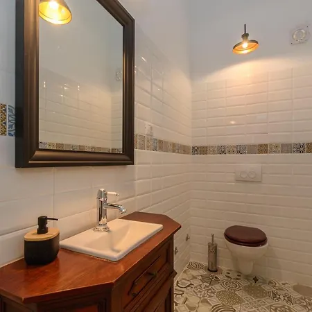 Oina Apartment *