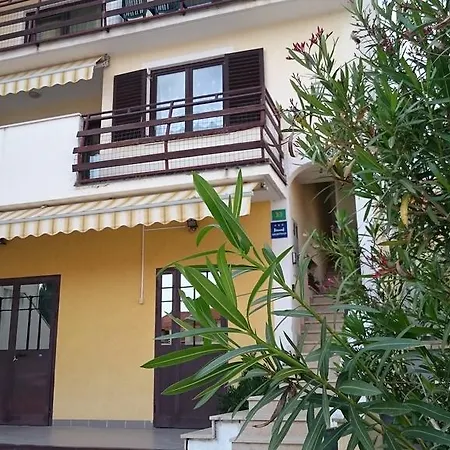 Oina Apartment *