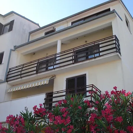 Apartment Oina Pula