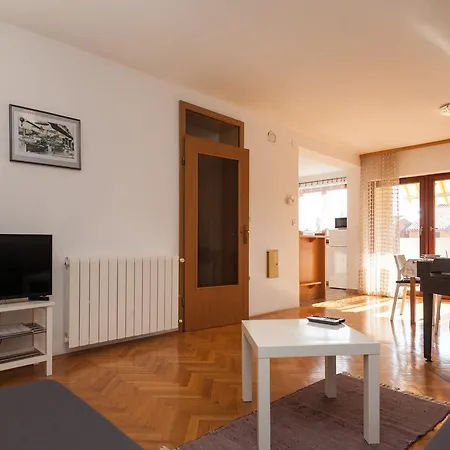 Oina Apartment