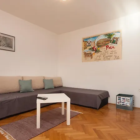 Apartment Oina Pula