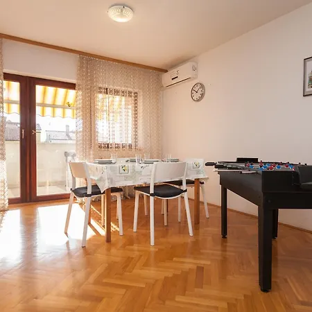 Oina Apartment *