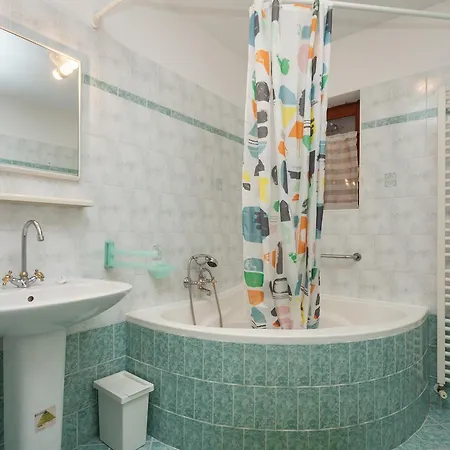 Oina Apartment *