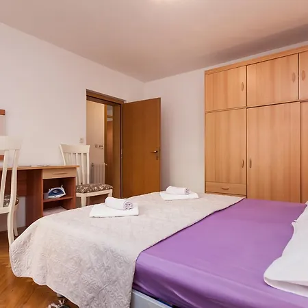 Oina Apartment