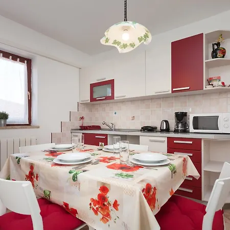 Oina Apartment *
