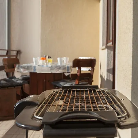 Oina Apartment *