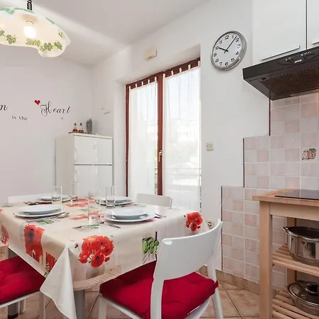 Oina Apartment *
